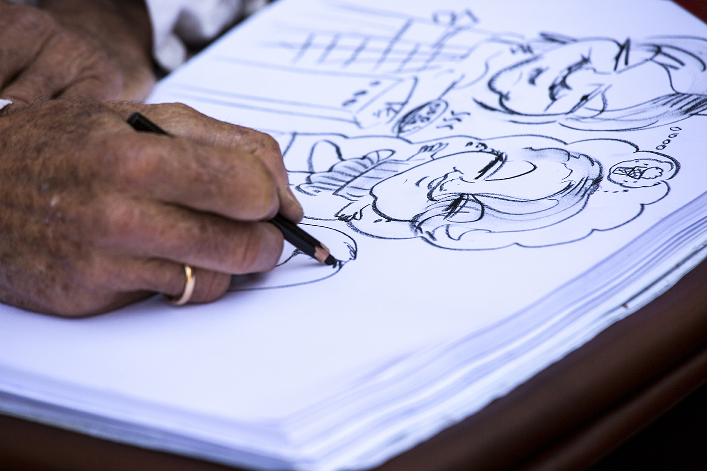 Caricaturiste dessinant un portrait humoristique lors d’une garden party, fête d’école ou événement privé au Luxembourg