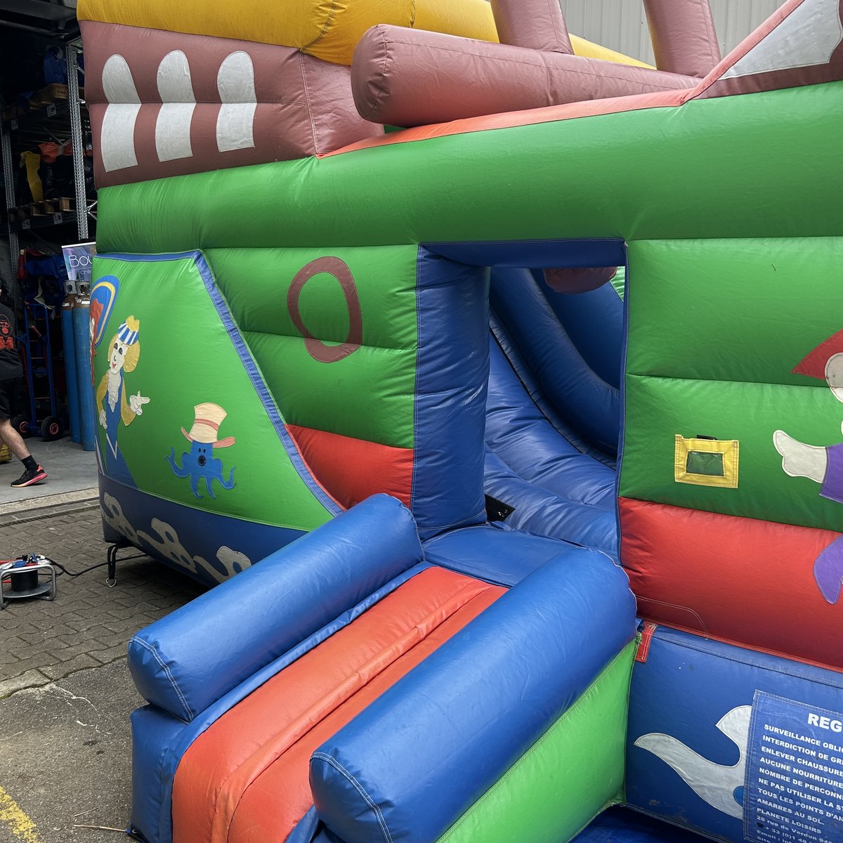 Château gonflable Bateau Pirate – photo 2 – location Animakids Luxembourg