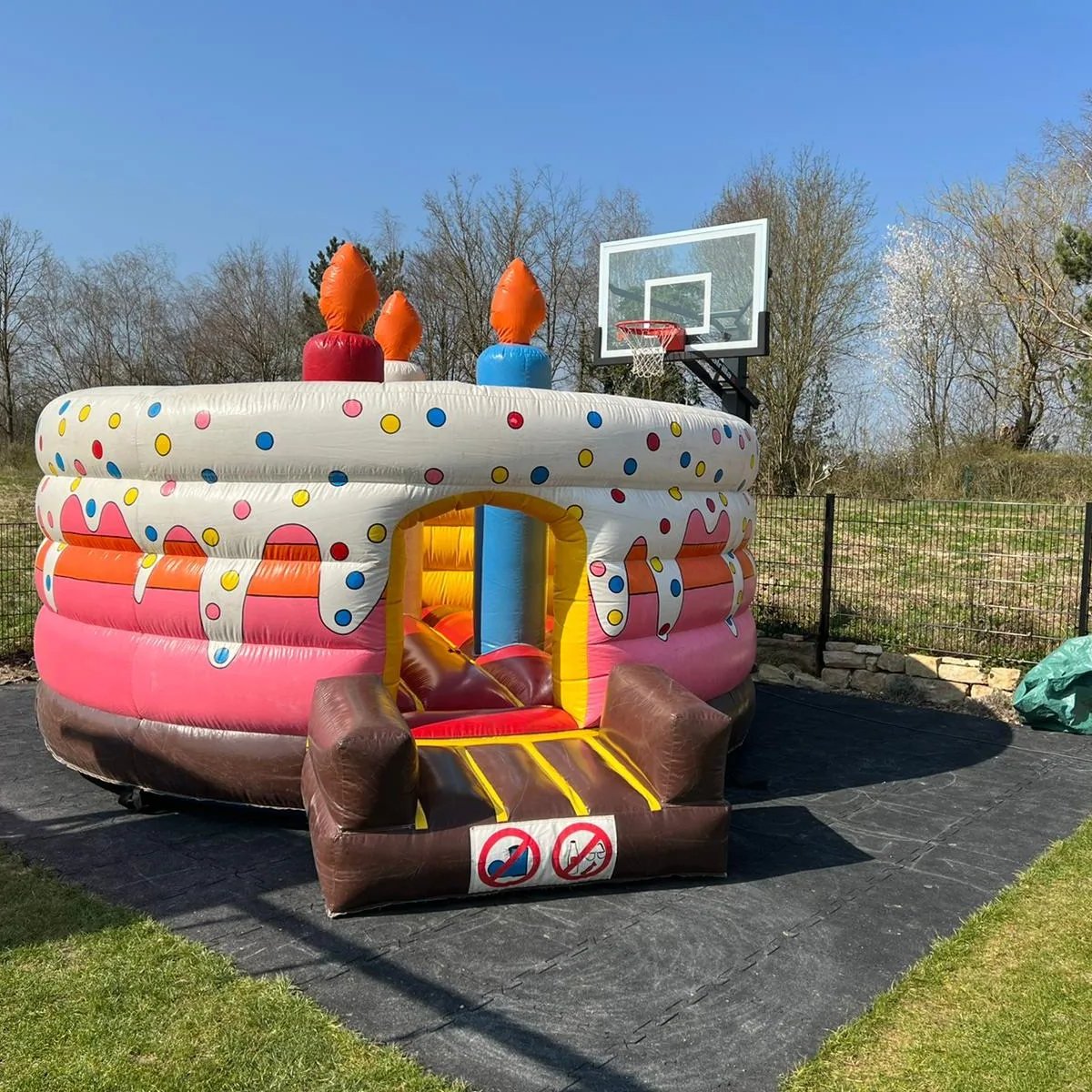 Château gonflable Birthday Cake – location Animakids Luxembourg – vue 2