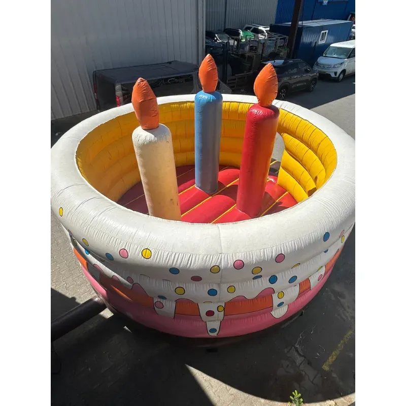 Château gonflable Birthday Cake – location Animakids Luxembourg – vue 3