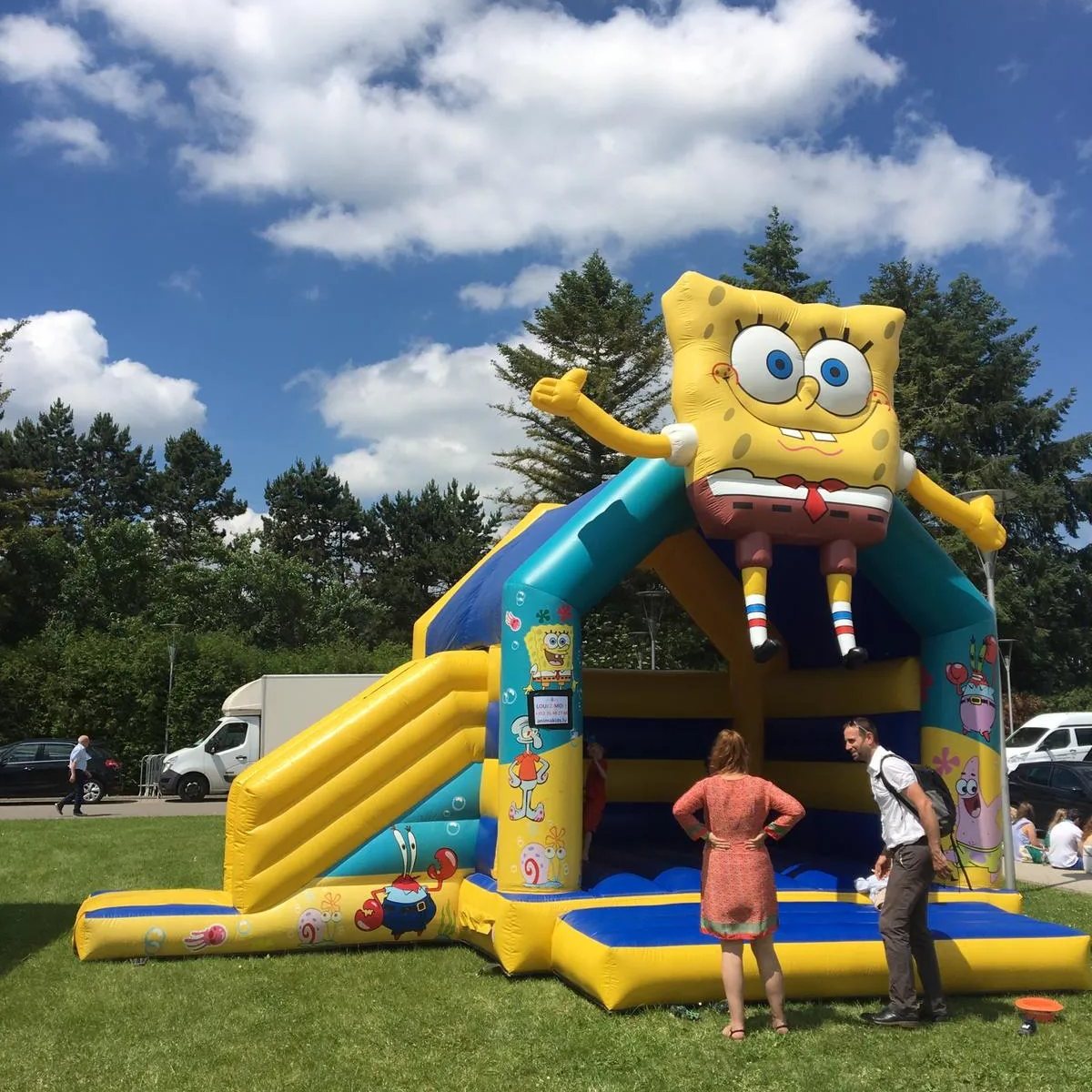 Château gonflable Bob l’Éponge monté en extérieur – location Animakids Luxembourg