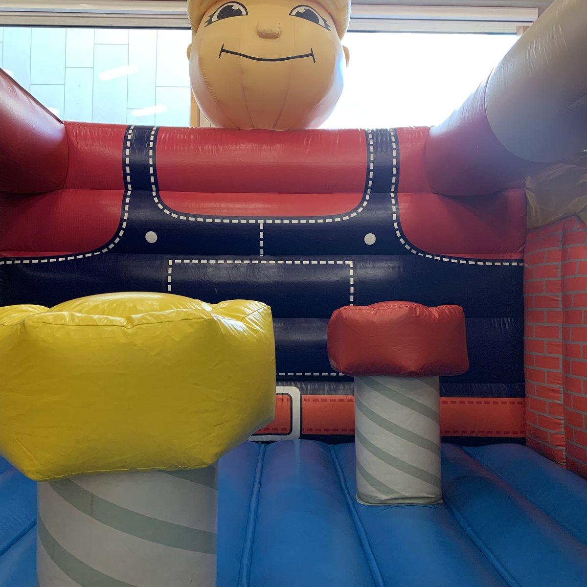 Château gonflable Bob le Bricoleur – photo 2 – location Animakids Luxembourg