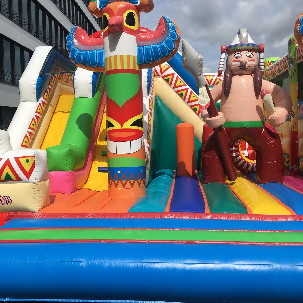 Château gonflable Camp Indien – location Animakids Luxembourg – vue 2