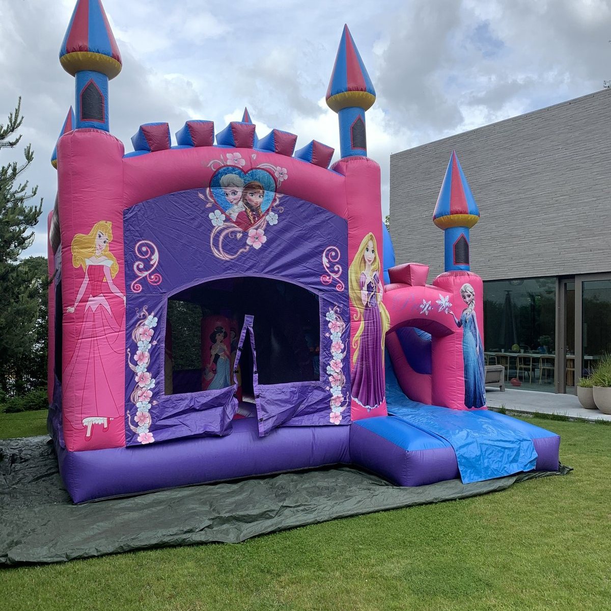 Château gonflable Château Princesse – location Animakids Luxembourg – vue 2