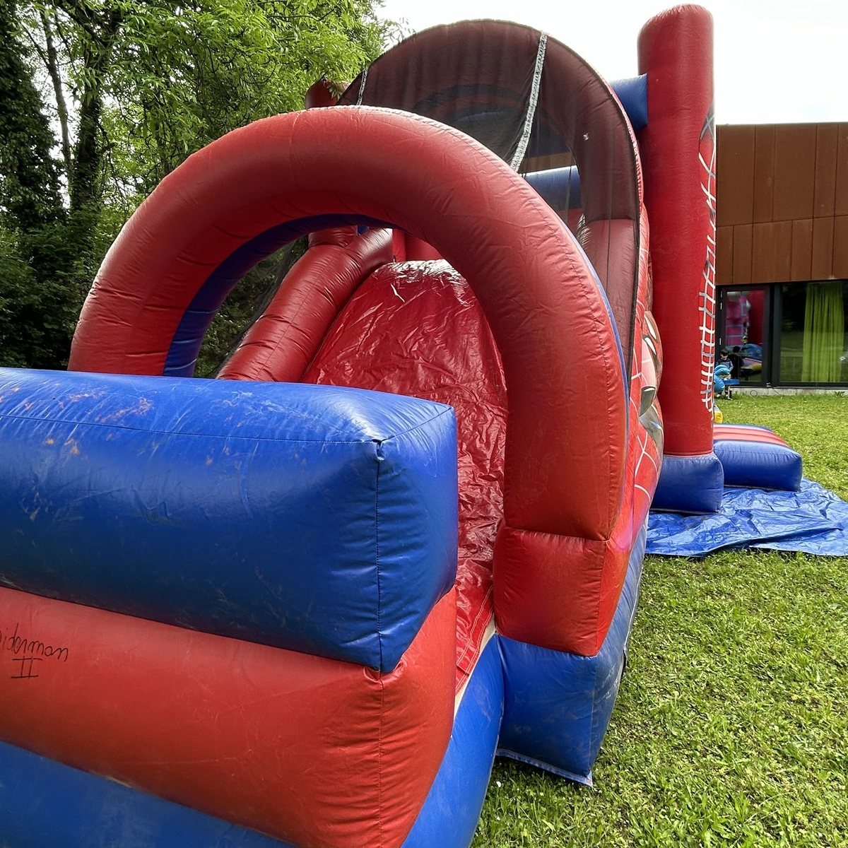 Château gonflable Grand Spiderman – location Animakids Luxembourg – vue 3