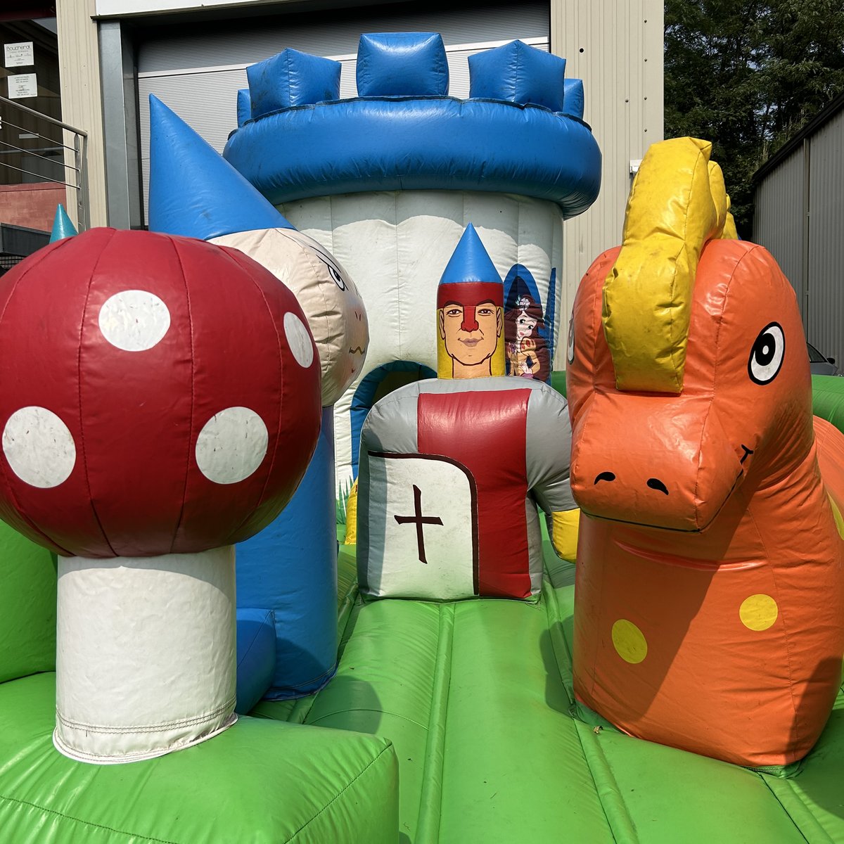 Location château gonflable kamelot – Animakids Luxembourg