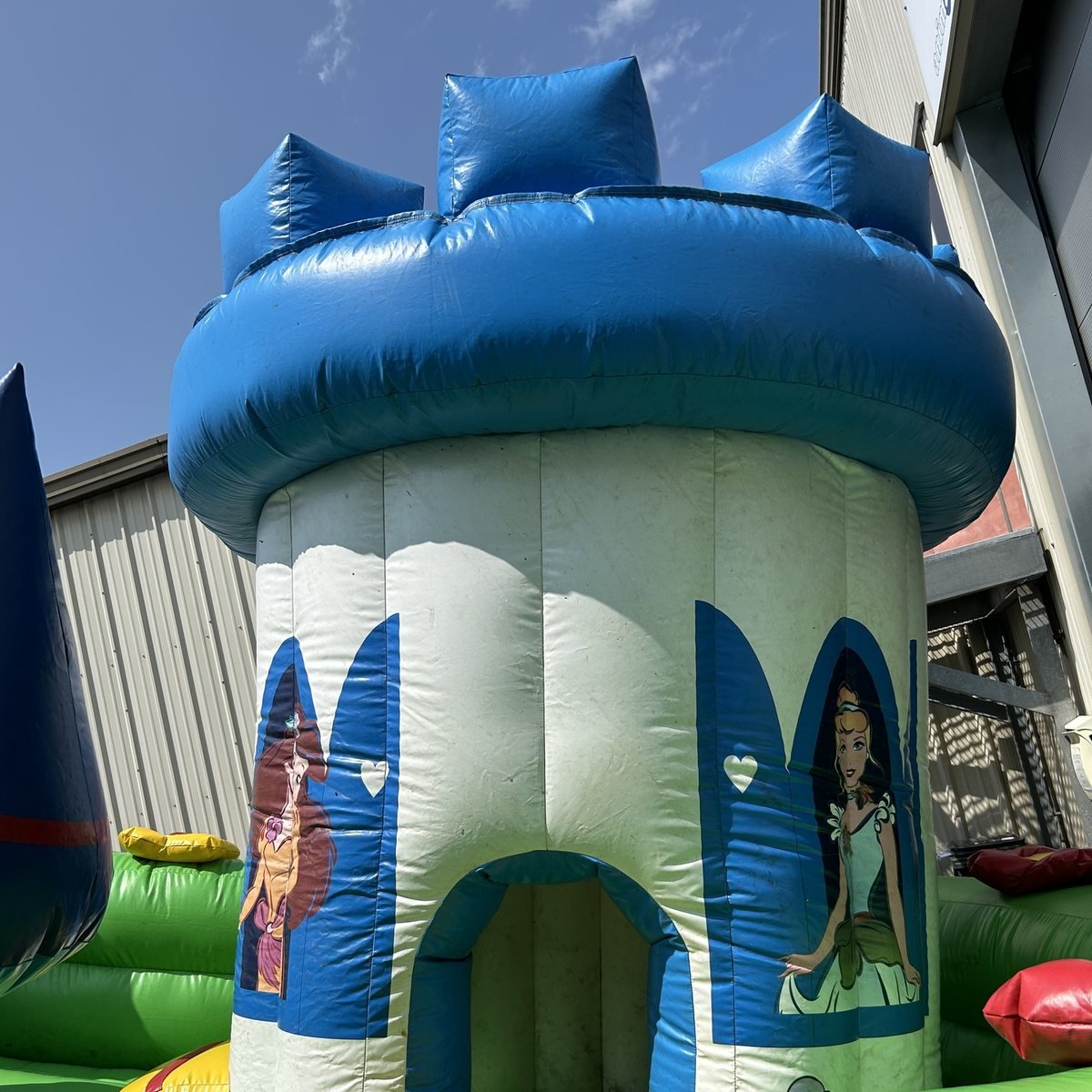 Château gonflable La Tour du Prince – location Animakids Luxembourg – vue 2