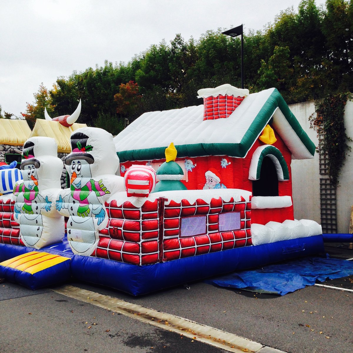 Château gonflable Maison du Père Noël – location Animakids Luxembourg