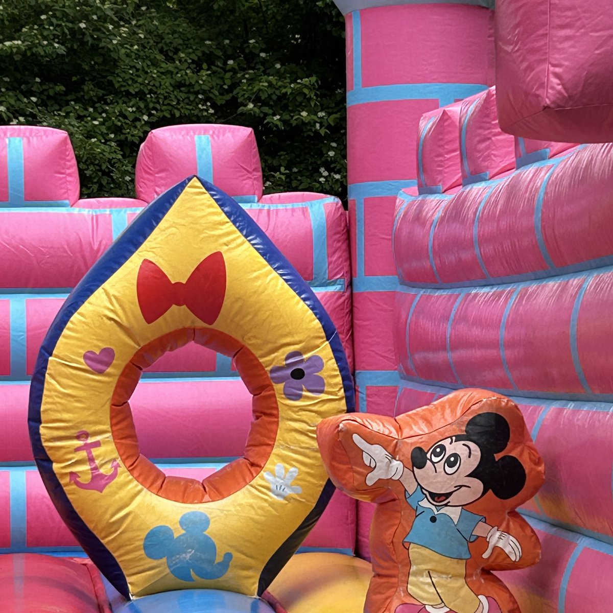 Château gonflable Mickey & Friends – photo 2 – location Animakids Luxembourg