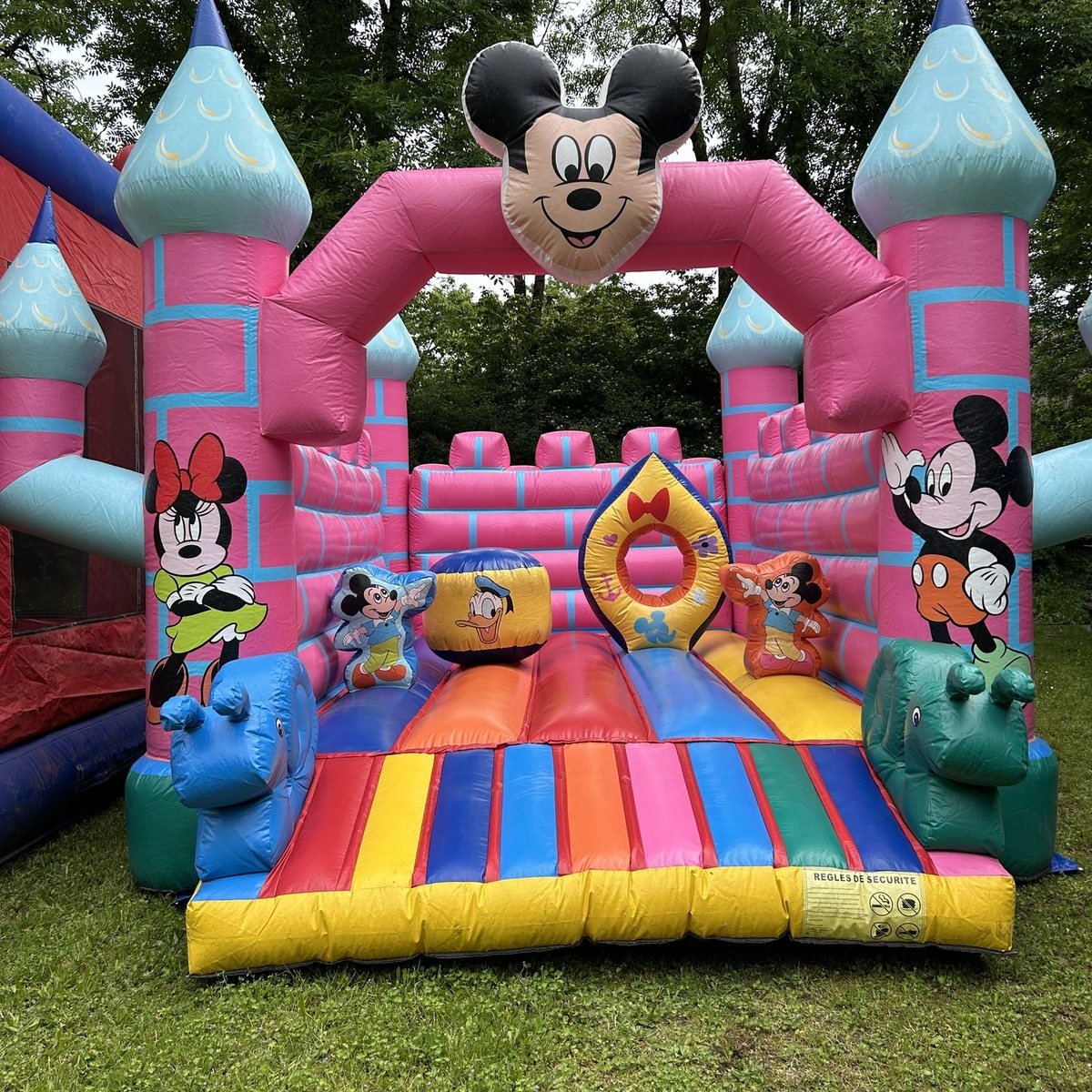Château gonflable Mickey & Friends – location Animakids Luxembourg – vue 3