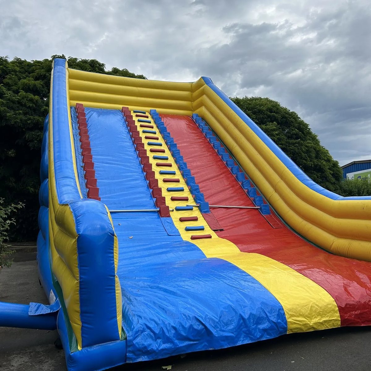 Château gonflable Mur des Champions – grand toboggan – location Animakids Luxembourg