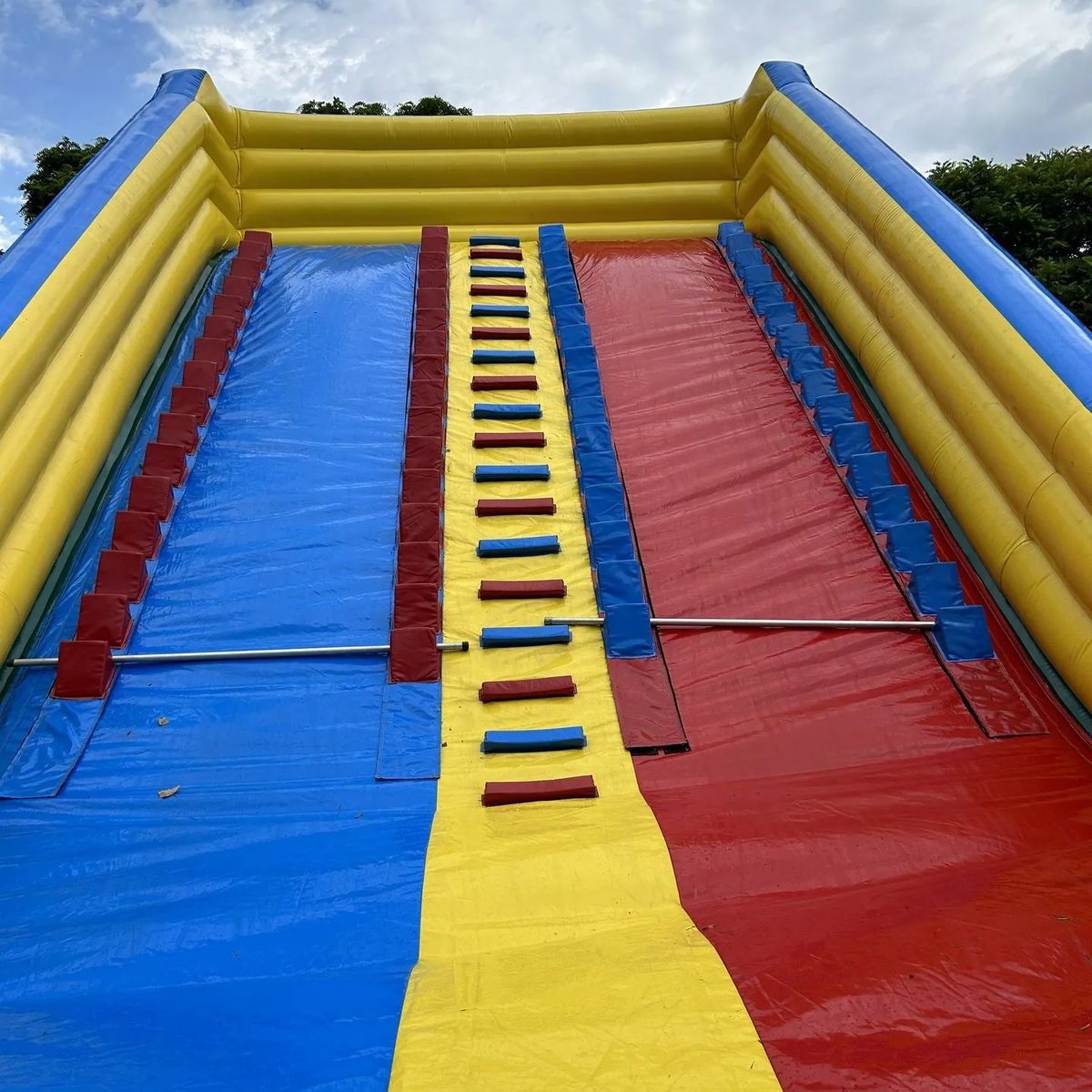 Château gonflable Mur des Champions – piste du toboggan – location Animakids Luxembourg