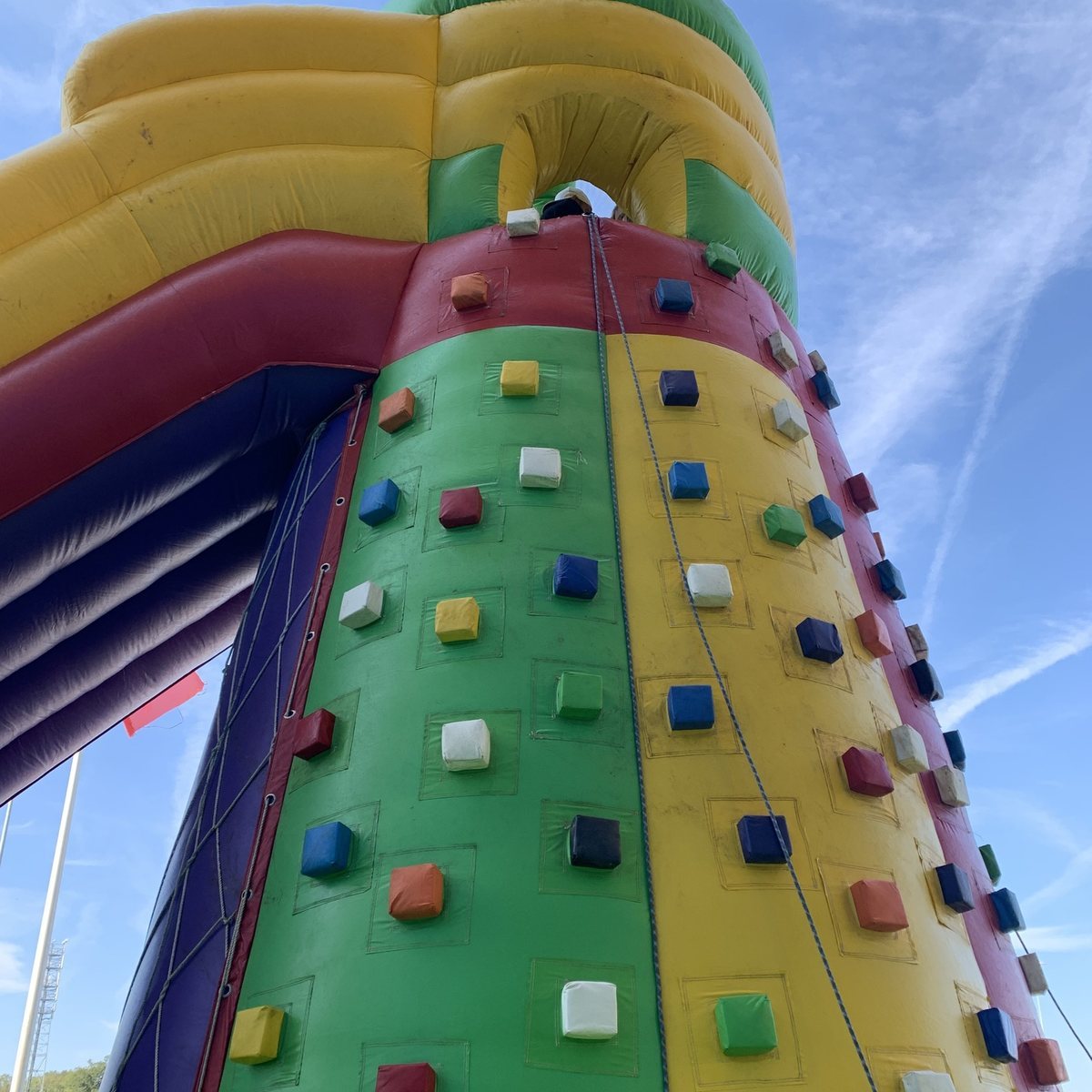 Toboggan gonflable géant – mur d’escalade – location Animakids Luxembourg