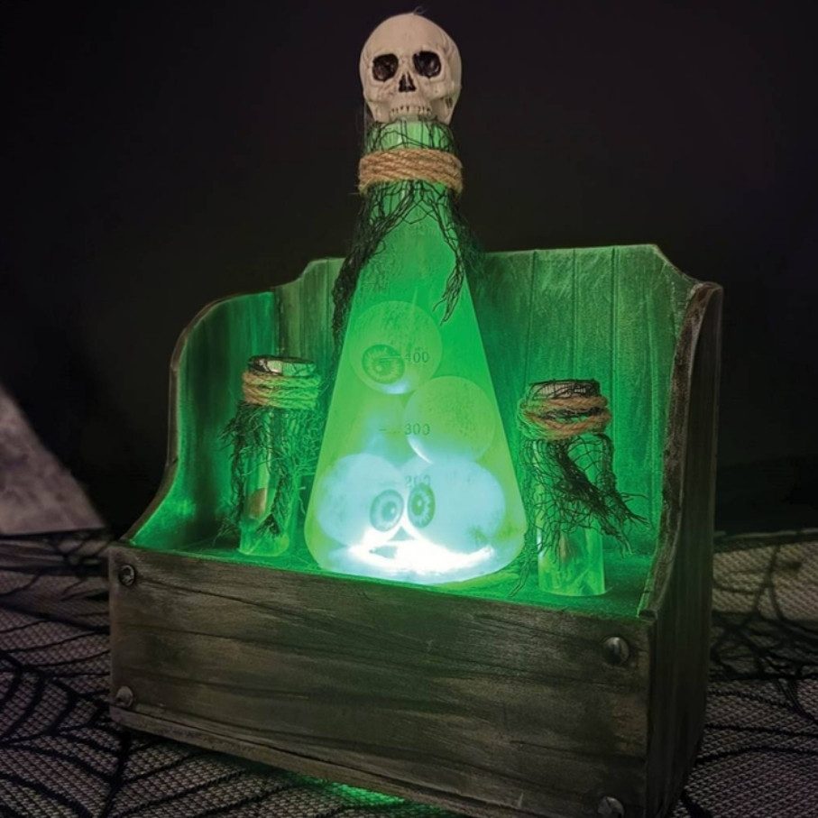 Idée de bricolage Halloween : fiole de potion lumineuse et crâne décoratif