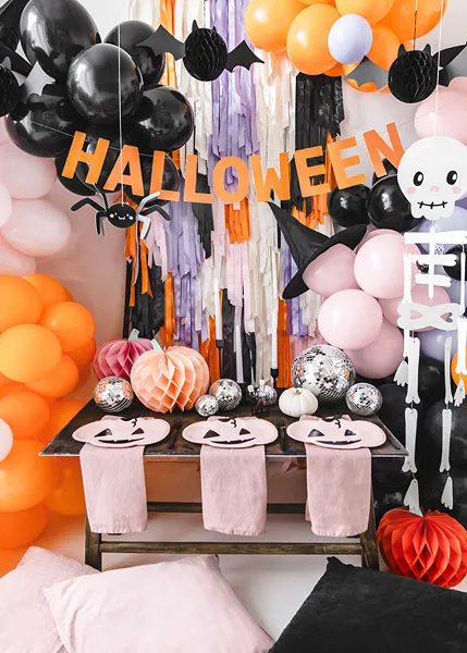 Buffet d'Halloween avec guirlande HALLOWEEN, ballons orange, rose et noirs et citrouilles en papier alvéolé