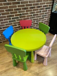 Location table ronde enfant + 4 tabourets - location Luxembourg - Animakids