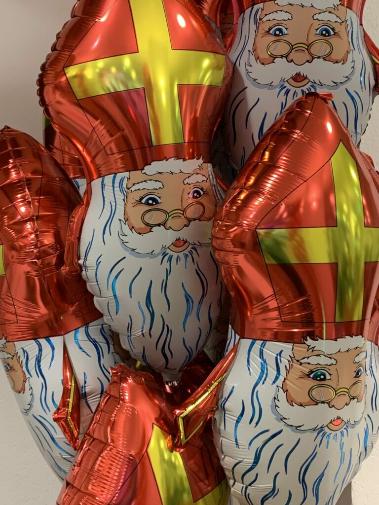 Ballons à l’effigie de Saint-Nicolas pour décorer la fête