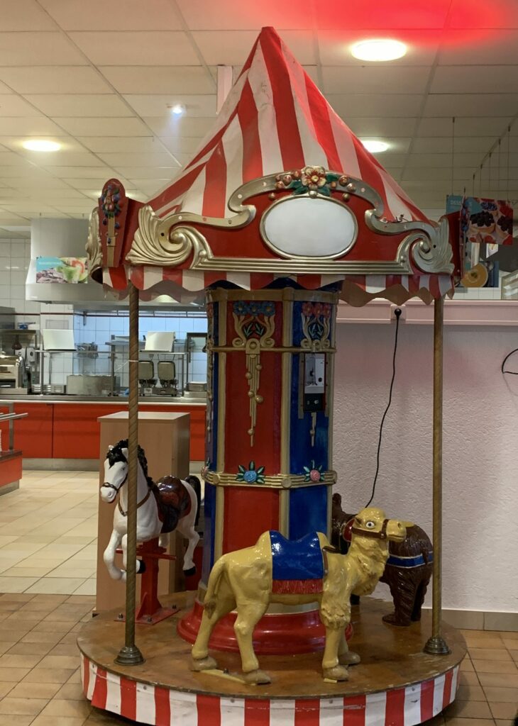 Carrousel d’autrefois installé pour une fête de Saint-Nicolas