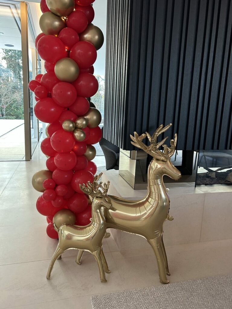 Colonne de ballons rouge et or et rennes dorés, décor de Noël