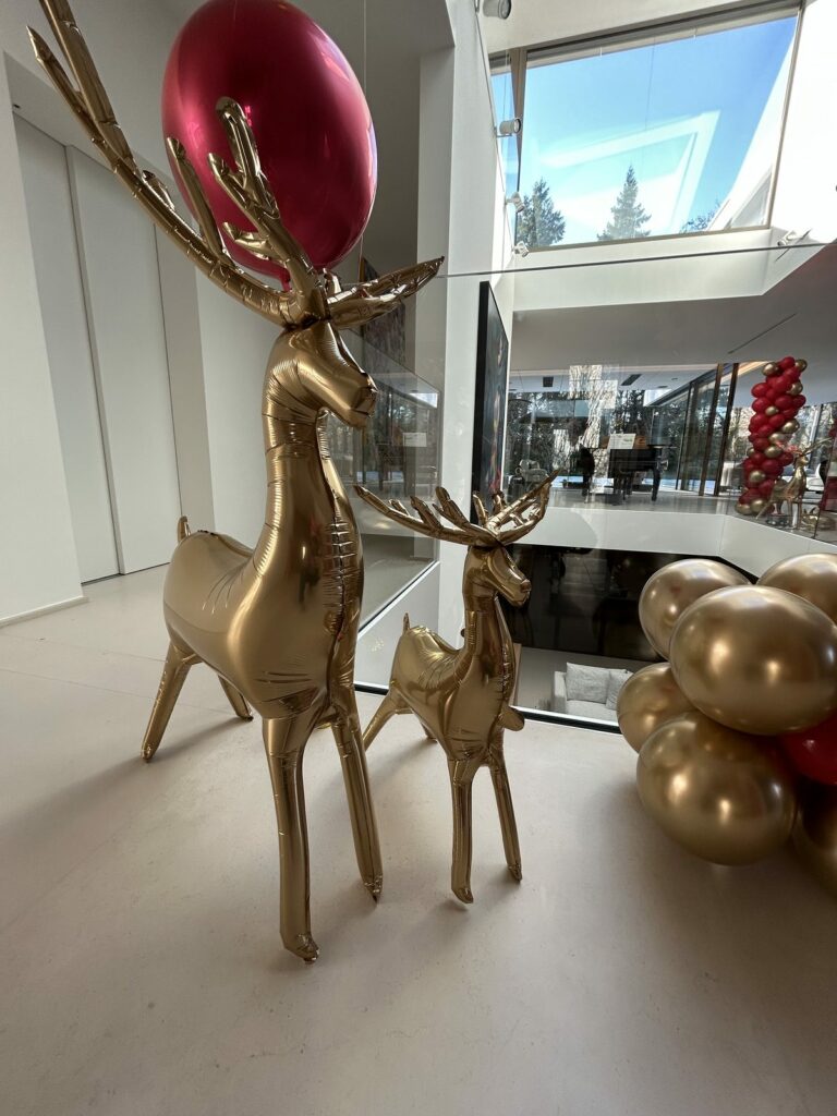 Rennes dorés et ballons pour un décor de Noël en entreprise