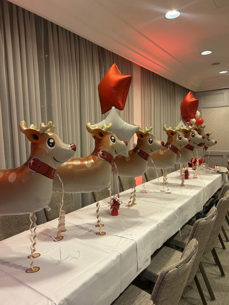 Table de fête décorée de ballons en forme de rennes