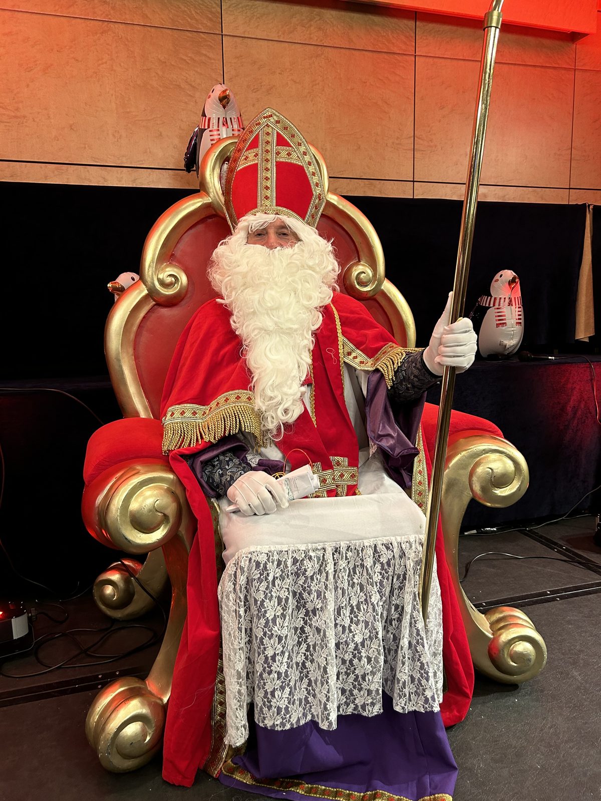 Visite de Saint-Nicolas : le saint assis sur son trône rouge et doré