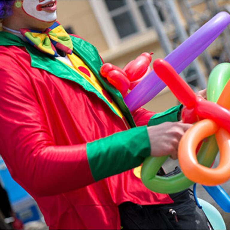 Sculpteur de ballons pour une fête de Saint-Nicolas d'entreprise au Luxembourg