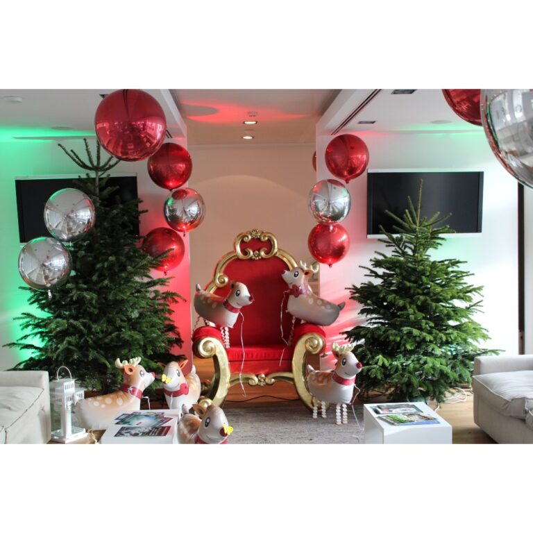 Trône de Saint-Nicolas rouge et doré pour une fête d'entreprise au Luxembourg